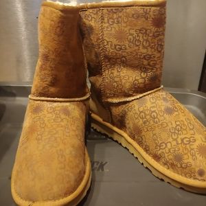 Ugg logo size 6
